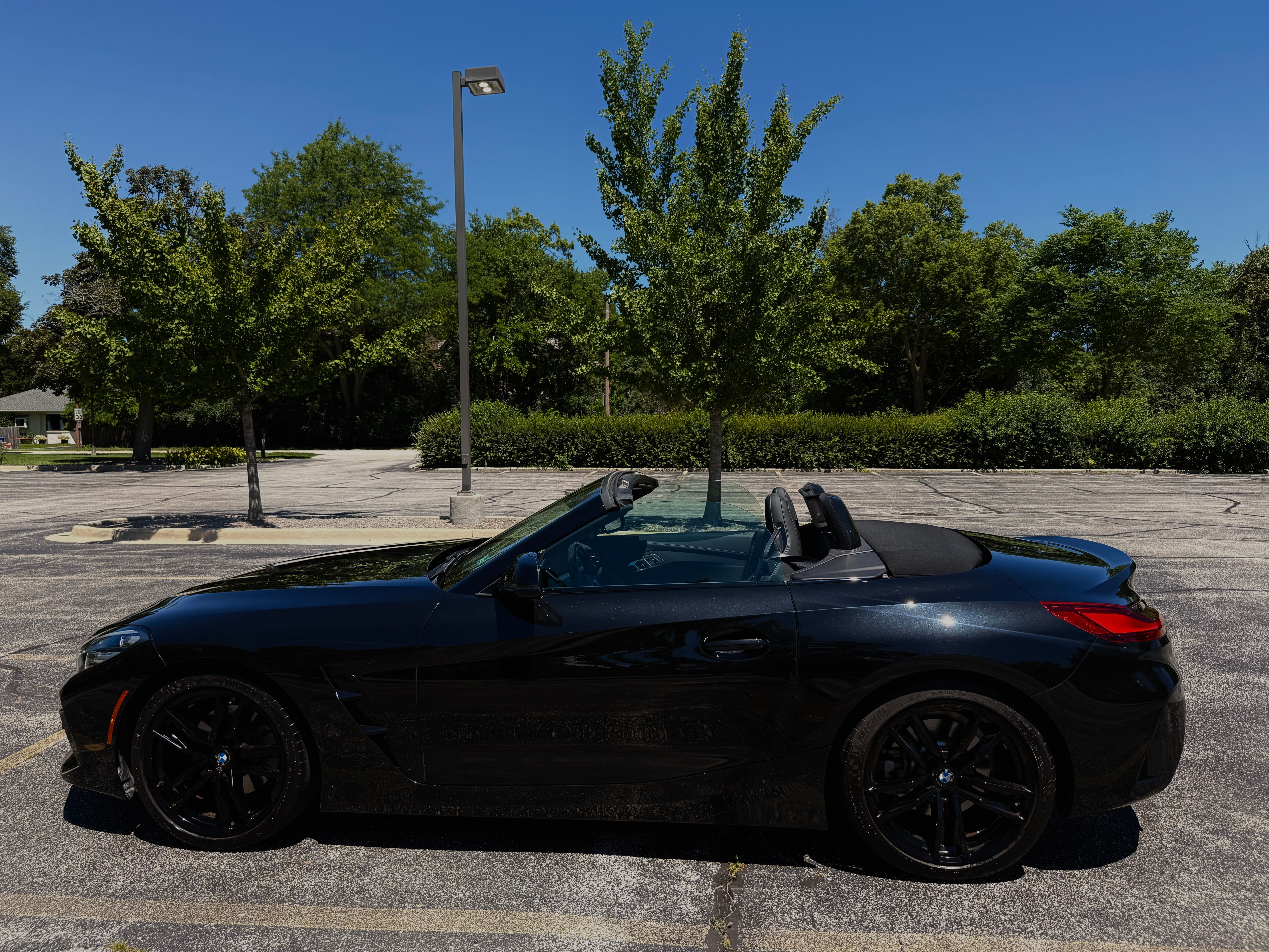 Used 2022 BMW Z4 sDrive30i w/ M Sport Package RWD image 2