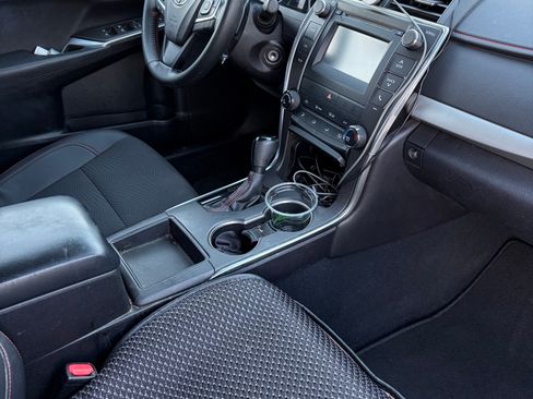 Used 2016 Toyota Camry SE image 5