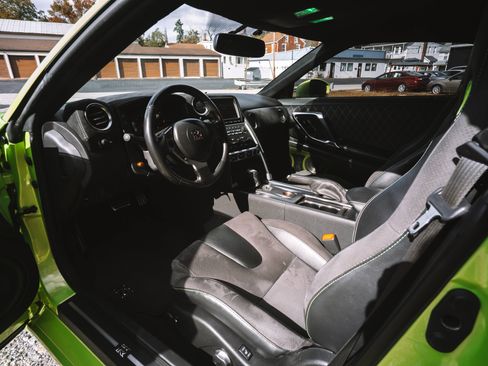 Used 2010 Nissan GT-R Premium image 30
