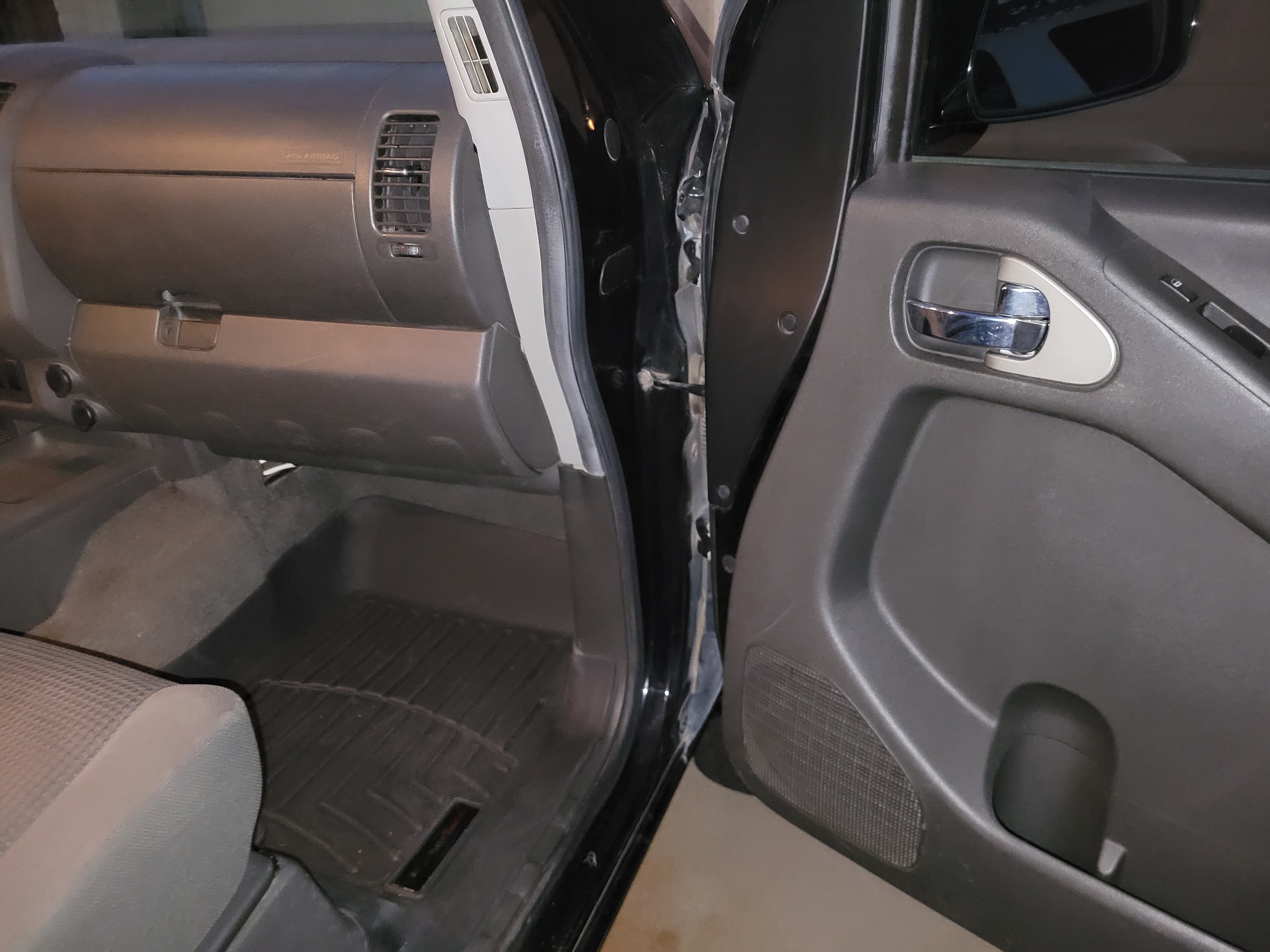 Used 2006 Nissan Frontier NISMO AWD/4WD image 9