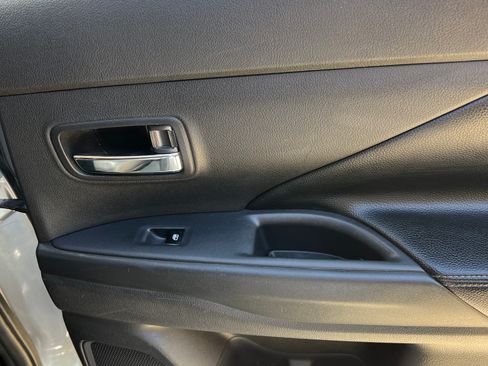 Used 2017 Mitsubishi Outlander SEL image 4