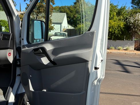 Used 2016 Mercedes-Benz Sprinter 2500 image 21