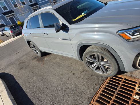 Used 2021 Volkswagen Atlas Cross Sport SE w/ Panoramic Sunroof Package image 8