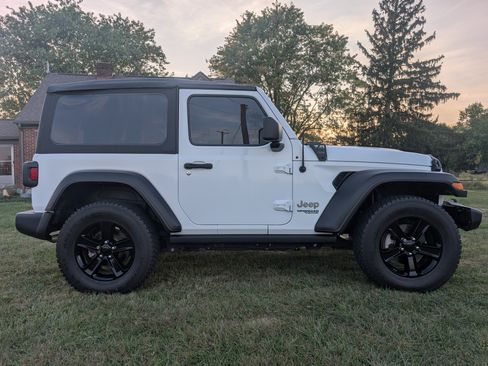 Used 2021 Jeep Wrangler Sport AWD/4WD image 2
