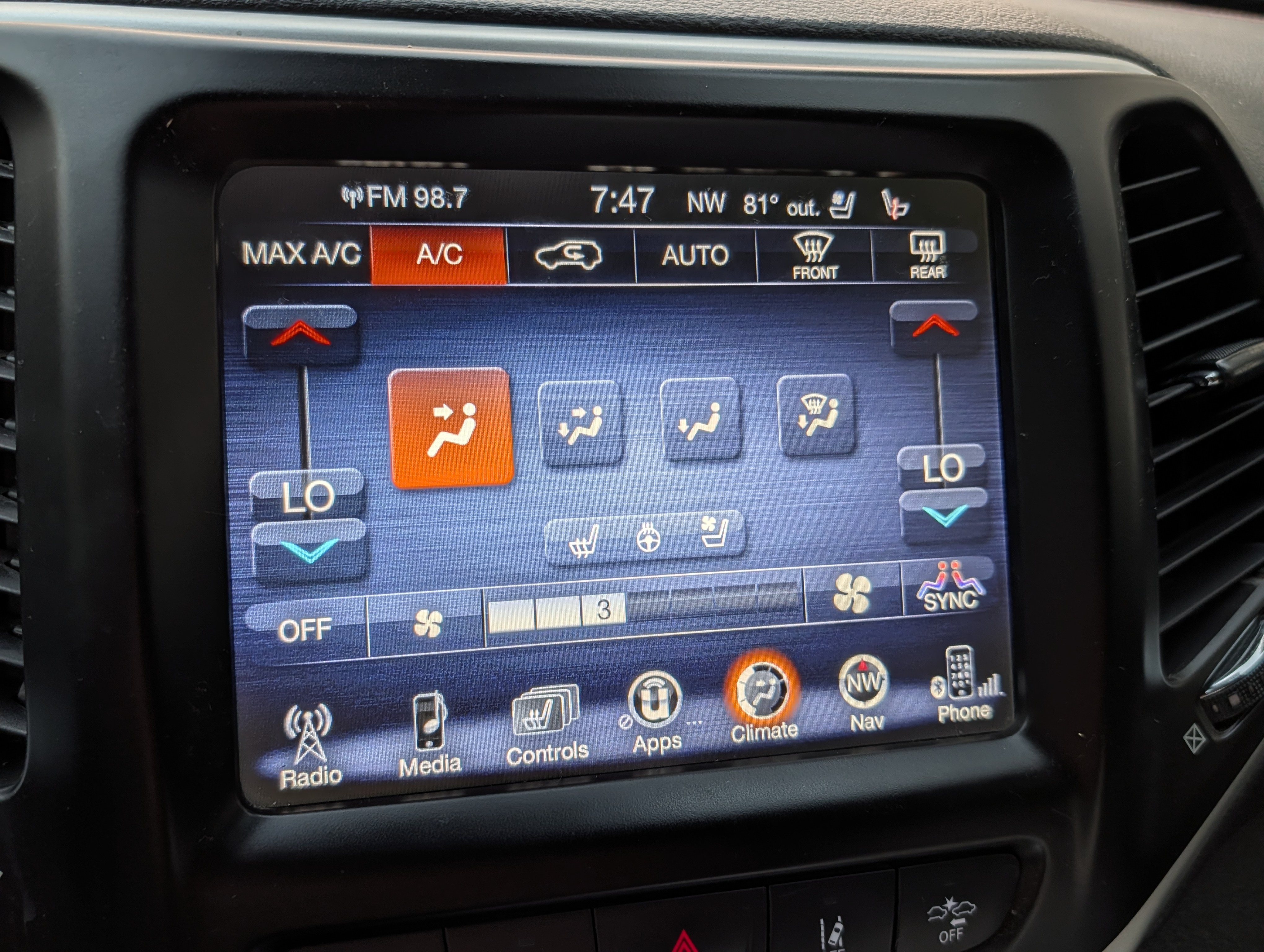 Used 2017 Jeep Cherokee Trailhawk AWD/4WD image 8