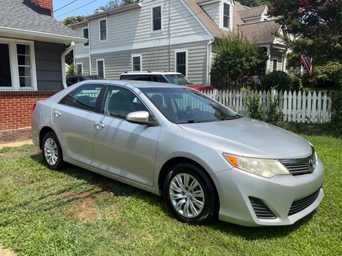 Used 2014 Toyota Camry FWD image 1