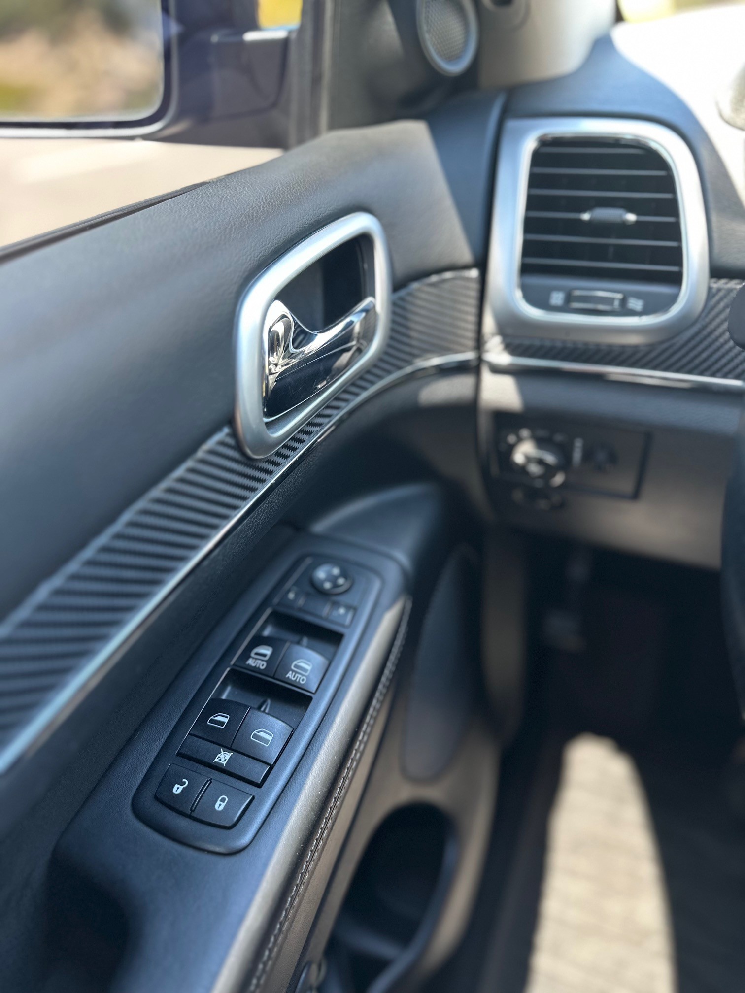 Used 2012 Jeep Grand Cherokee SRT8 w/ Luxury Group II AWD/4WD image 9