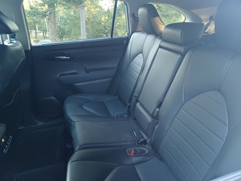 Used 2020 Toyota Highlander XLE image 14