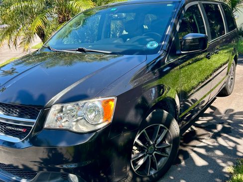 Used 2017 Dodge Grand Caravan SXT FWD image 1