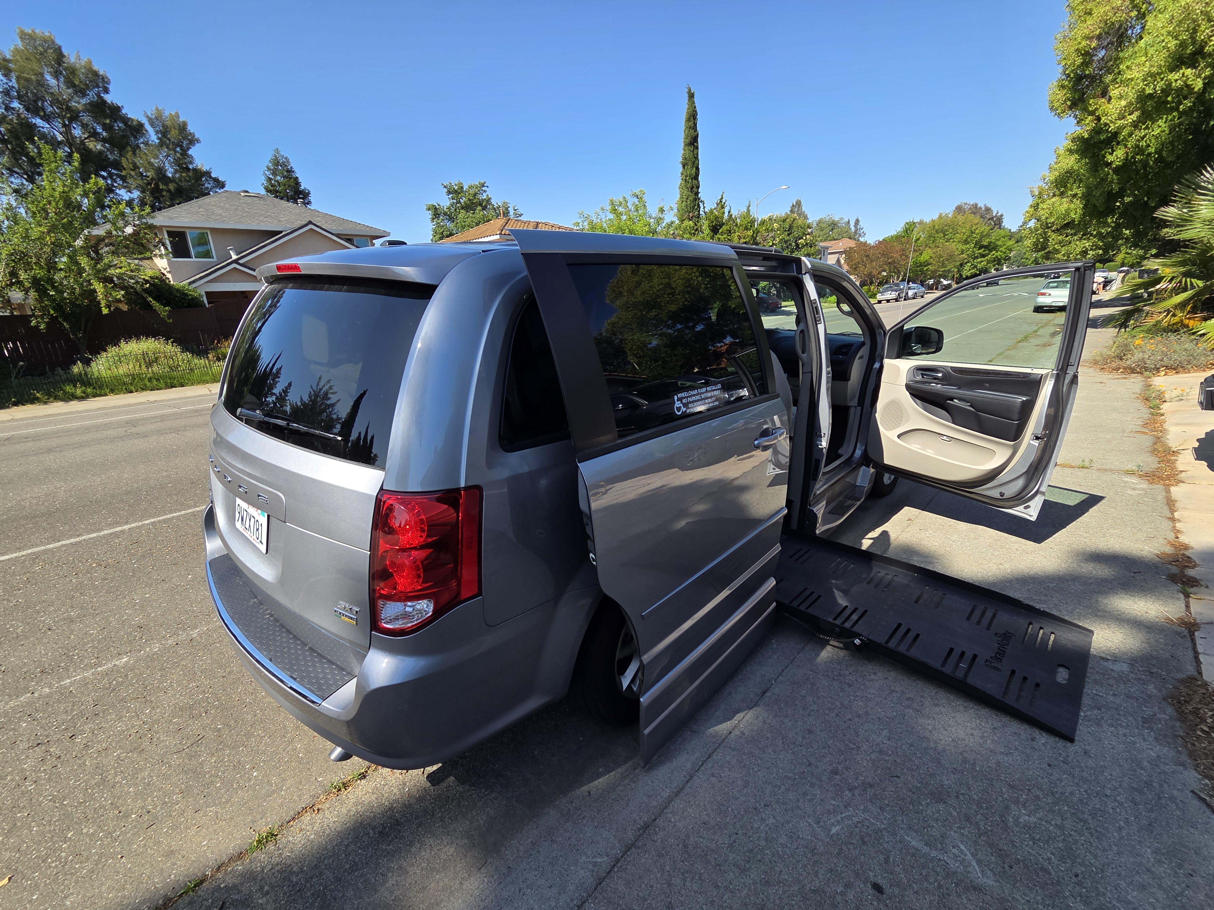Used 2015 Dodge Grand Caravan SXT w/ UConnect Hands-Free Group FWD image 1