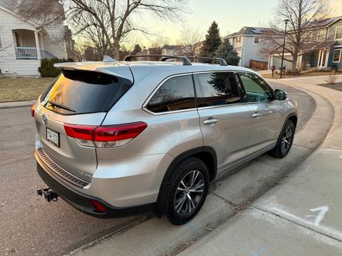 Used 2018 Toyota Highlander Plus w/ Carpet Mat Package (TMS) image 4