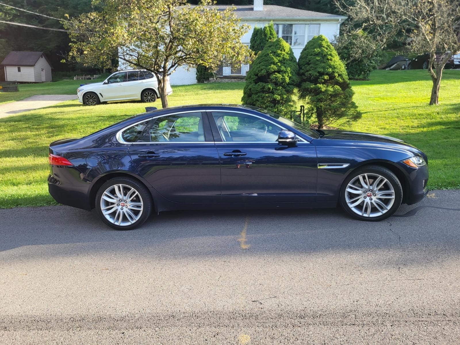 Used 2017 Jaguar XF Prestige AWD/4WD image 2