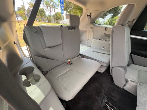 Used 2017 Toyota Highlander LE w/ Carpet Mat Package AWD/4WD image 20