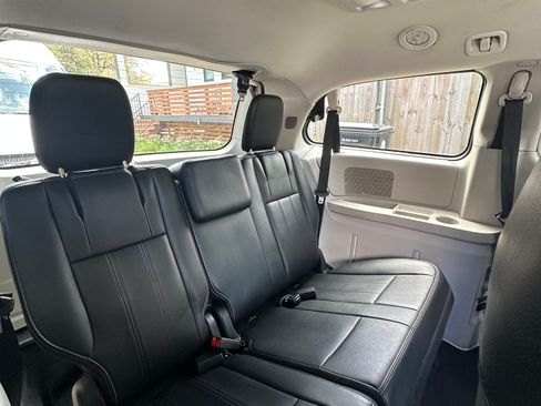 Used 2013 Chrysler Town & Country Touring image 13