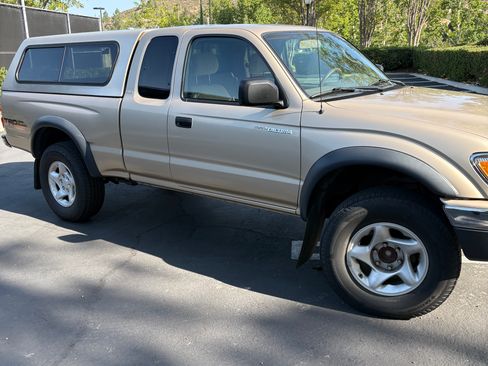 Used 2004 Toyota Tacoma PreRunner w/ Convenience Pkg RWD image 2