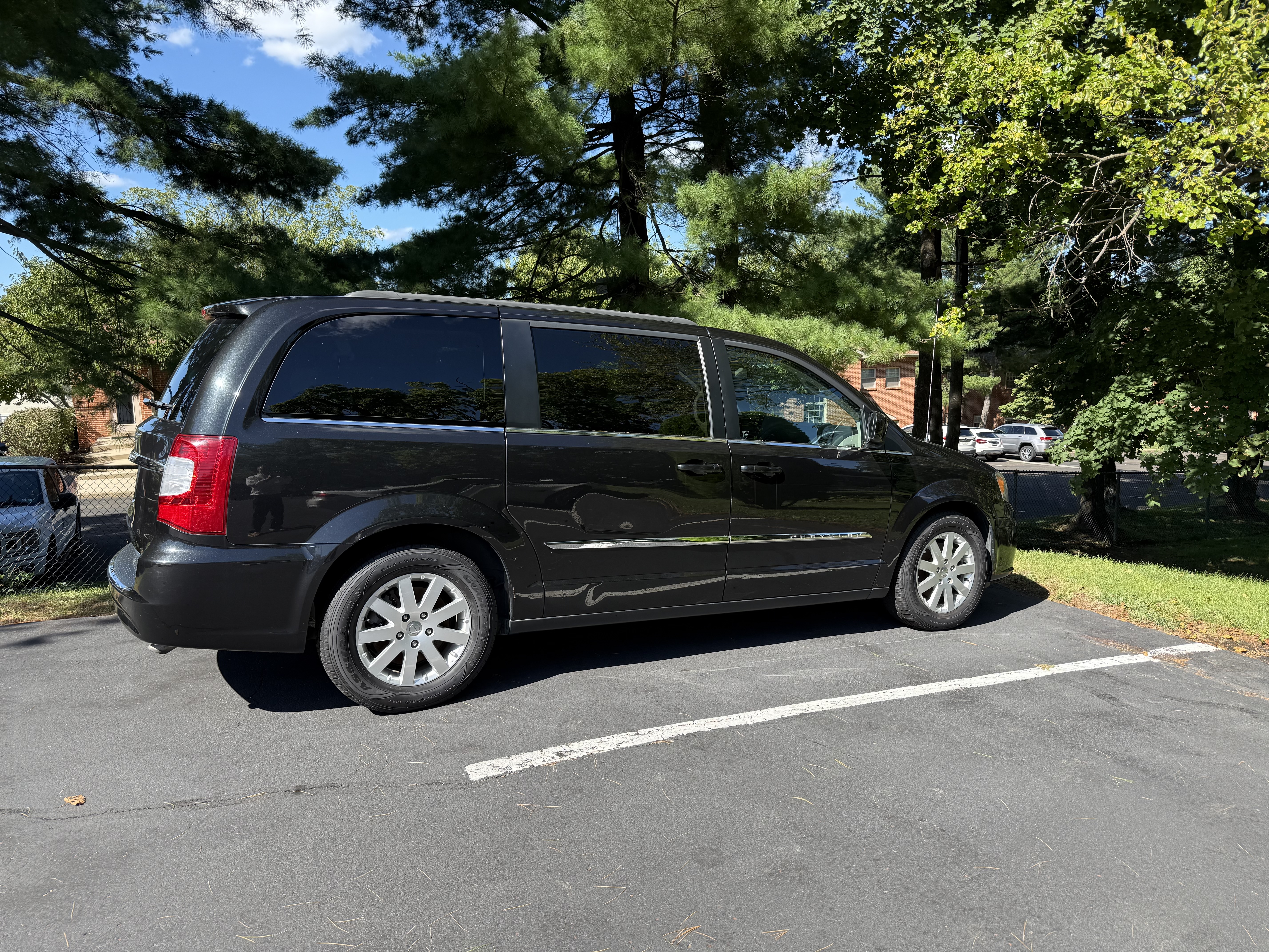Used 2014 Chrysler Town & Country Touring FWD image 6