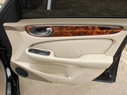 Used 2004 Jaguar XJ8 image 21