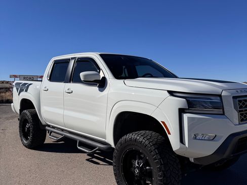 Used 2022 Nissan Frontier SV w/ SV Premium Package image 4