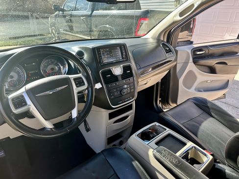 Used 2013 Chrysler Town & Country Touring image 12