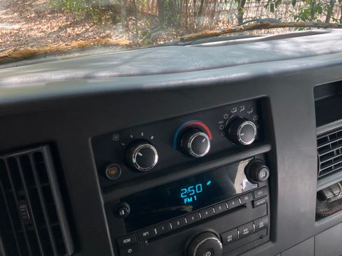 Used 2014 Chevrolet Express 1500 LT w/ LT Preferred Equipment Group AWD/4WD image 9