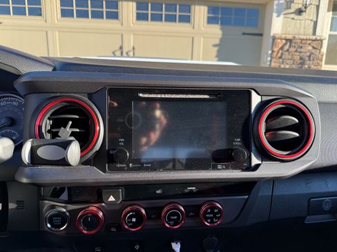 Used 2016 Toyota Tacoma TRD Sport image 9