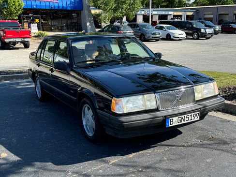 Used 1992 Volvo 940 GLS RWD image 1