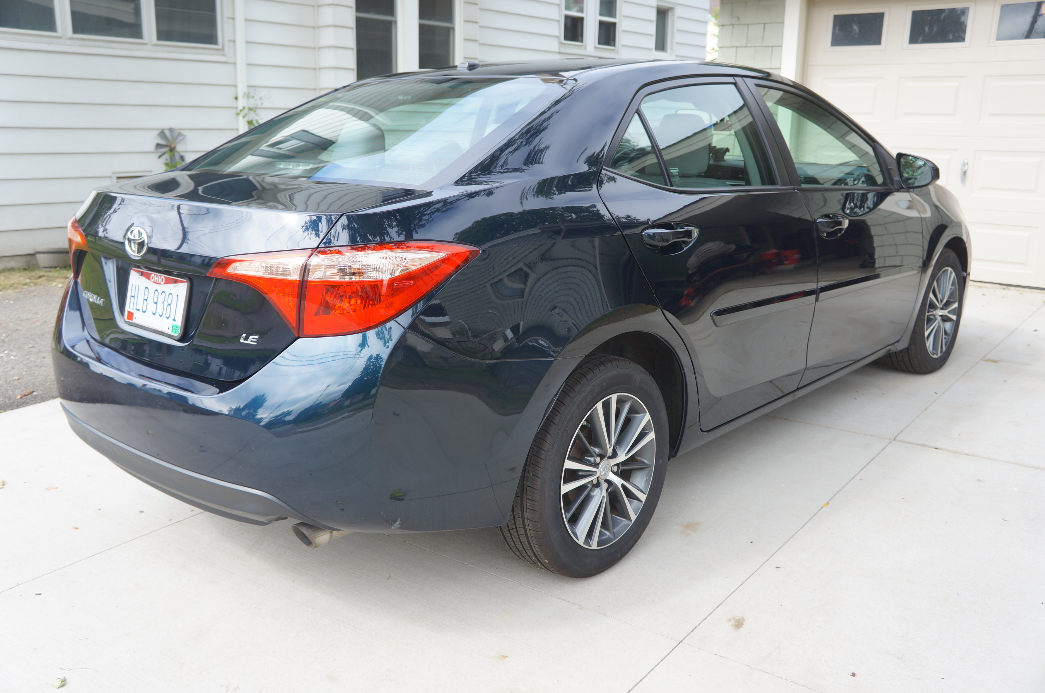 Used 2018 Toyota Corolla LE w/ LE Premium Package w/Moonroof FWD image 4