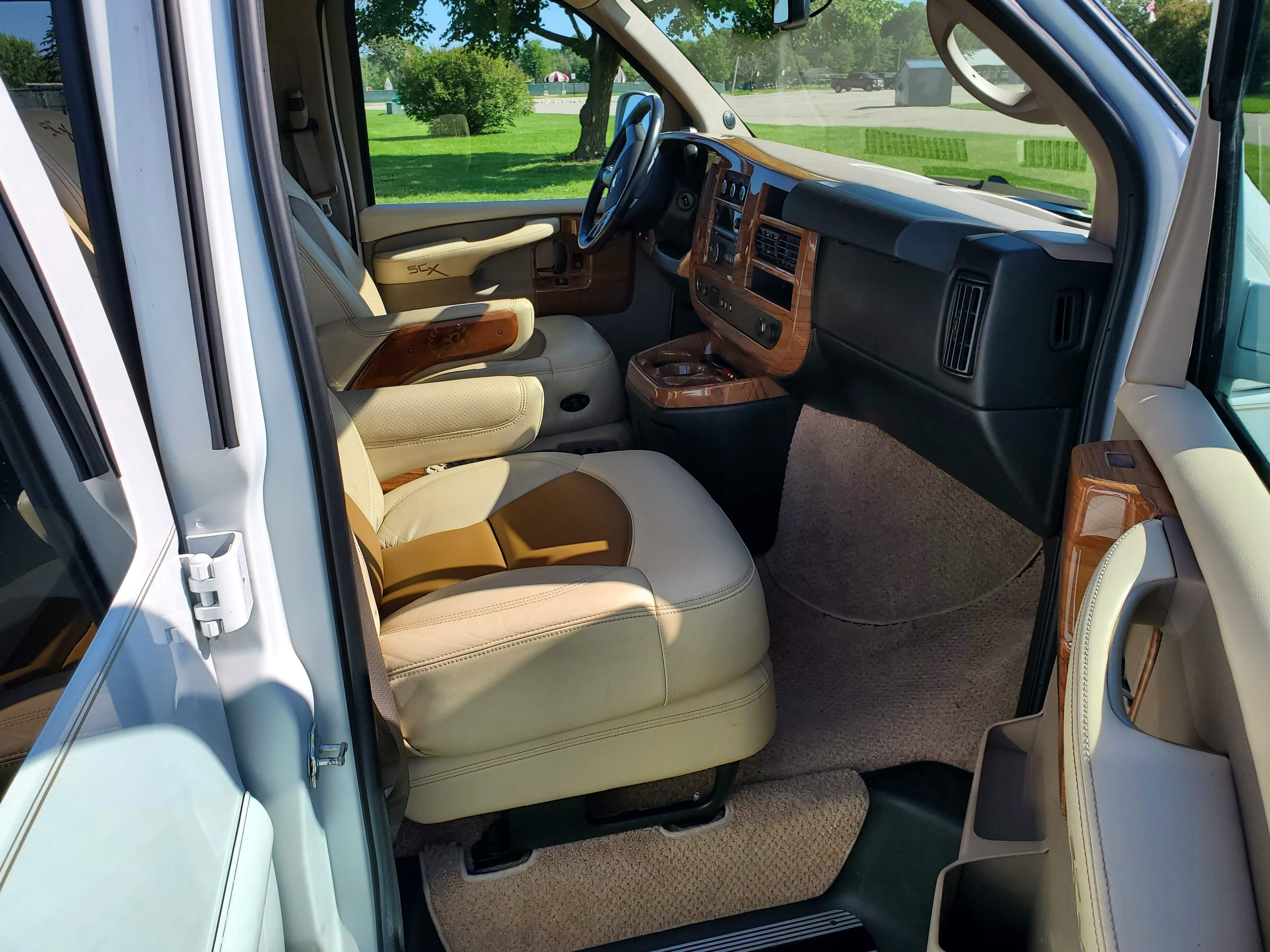 Used 2012 Chevrolet Express 1500 RWD image 11