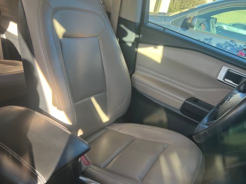 Used 2020 Ford Explorer XLT w/ Equipment Group 202A image 12