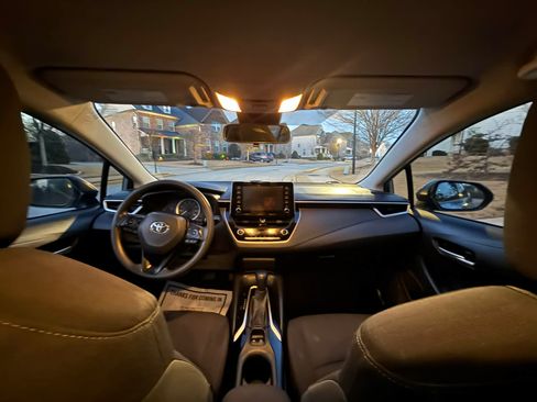 Used 2020 Toyota Corolla LE image 16