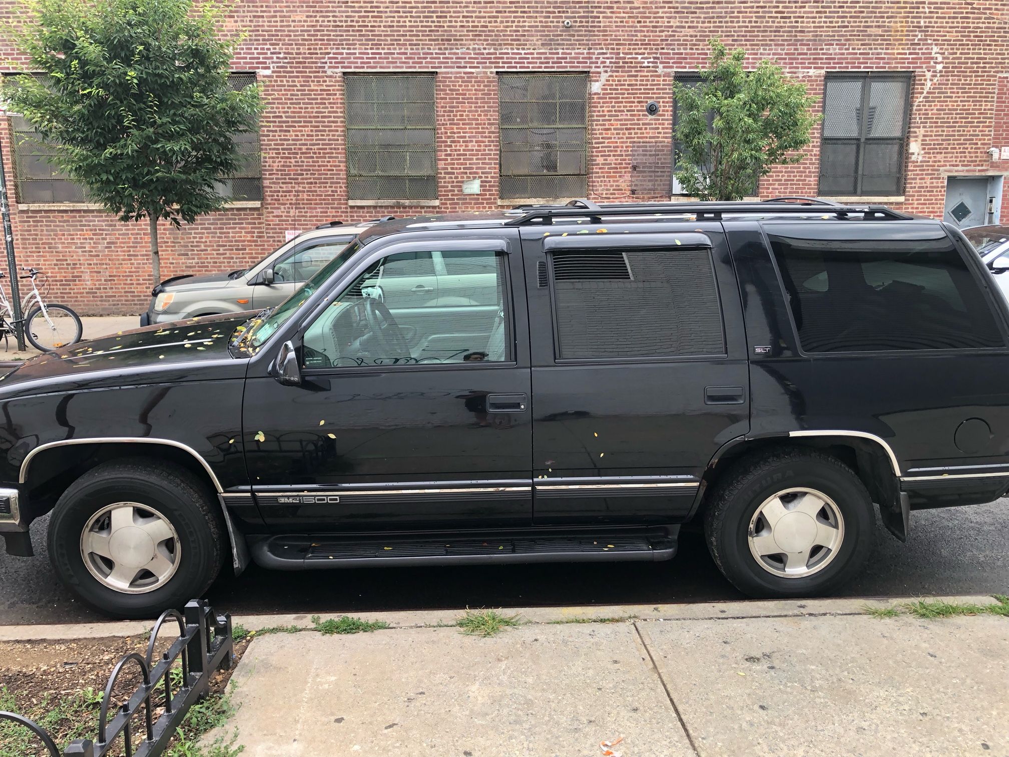 Used 1995 GMC Yukon 4WD 4-Door image 2