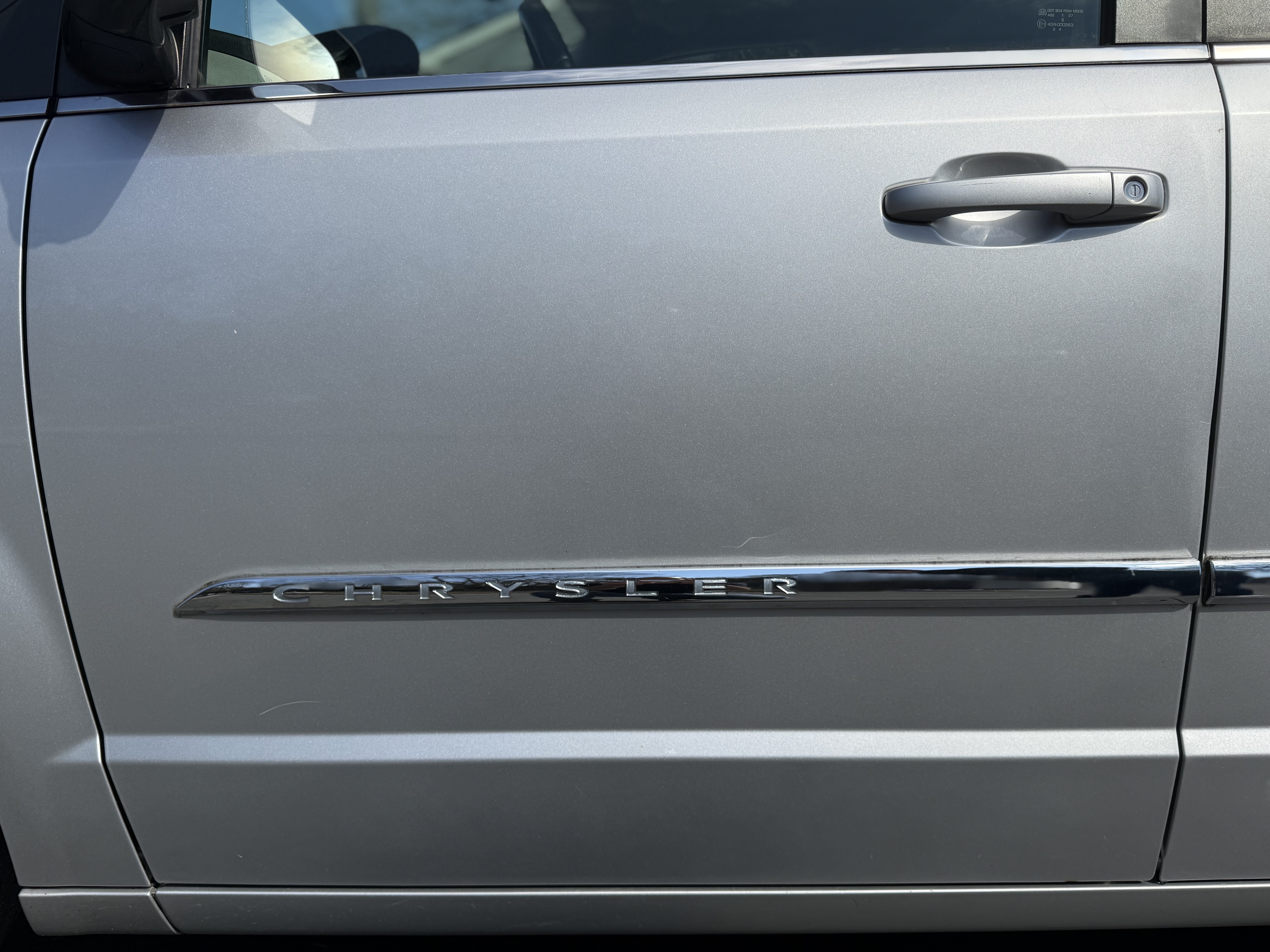 Used 2011 Chrysler Town & Country Touring-L w/ Entertainment Group #2 FWD image 8