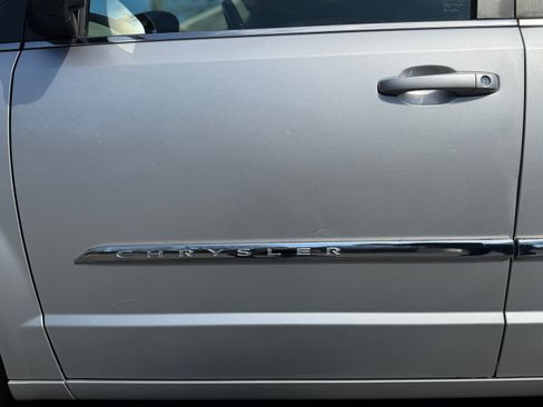 Used 2011 Chrysler Town & Country Touring-L w/ Entertainment Group #2 FWD image 8