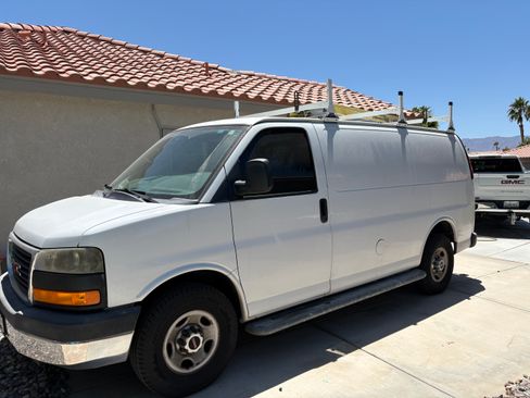 Used 2014 GMC Savana 2500 RWD image 2