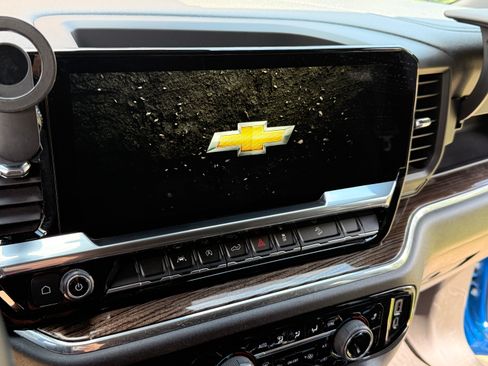 Used 2024 Chevrolet Silverado 1500 LT Trail Boss w/ Convenience Package II AWD/4WD image 15