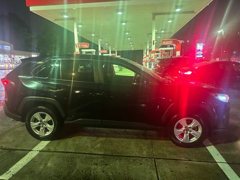Used 2019 Toyota RAV4 XLE FWD image 4