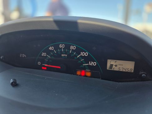 Used 2008 Toyota Yaris 2-Door Hatchback image 2