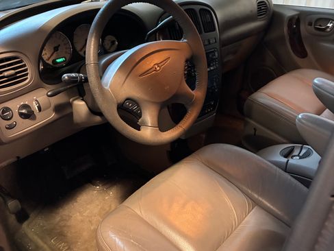 Used 2003 Chrysler Town & Country Limited image 5