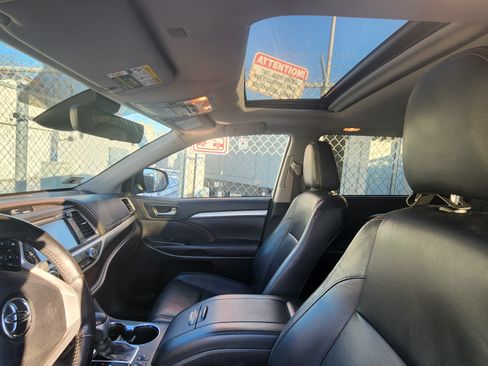 Used 2018 Toyota Highlander XLE image 23