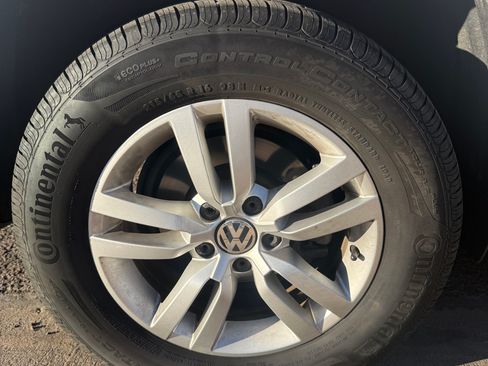 Used 2013 Volkswagen Tiguan S image 11