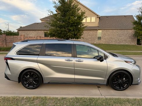 Used 2023 Toyota Sienna XSE w/ XSE Plus Package image 4