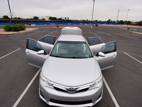 Used 2014 Toyota Camry LE image 4