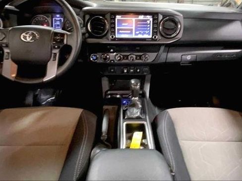 Used 2020 Toyota Tacoma TRD Off-Road w/ Technology Package image 13