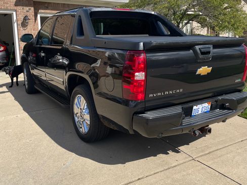 Used 2010 Chevrolet Avalanche LTZ AWD/4WD image 2