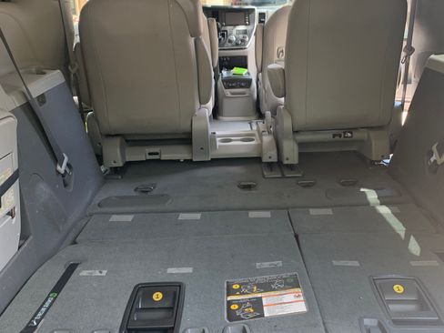 Used 2019 Toyota Sienna XLE FWD image 4