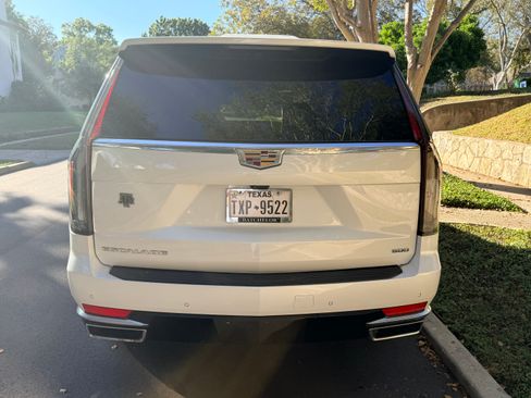 Used 2024 Cadillac Escalade Premium Luxury w/ Performance Package image 8