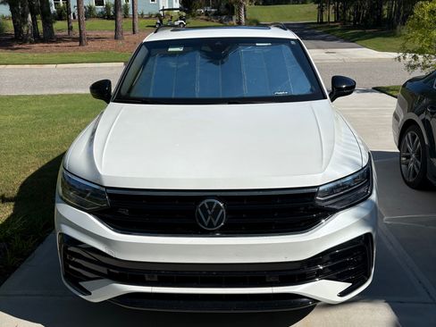 Used 2024 Volkswagen Tiguan SE R-Line AWD/4WD image 9