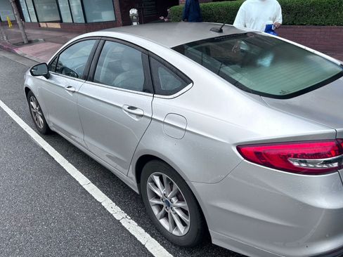 Used 2017 Ford Fusion SE w/ Fusion SE Technology Package image 15