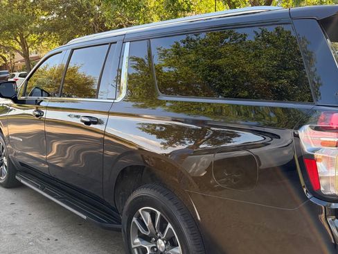 Used 2022 Chevrolet Suburban LT RWD image 6