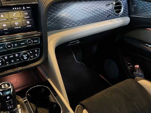 Used 2022 Bentley Bentayga image 14